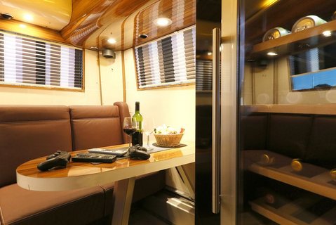 Genieße den Luxus eines Lounge-Busses der VIP-Klasse